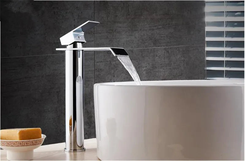 Rubinetto per lavabo rubinetto per cascata in oro e bianco rubinetto per bagno in ottone rubinetto per lavabo da bagno rubinetto per miscelatore rubinetto per lavabo caldo e freddo