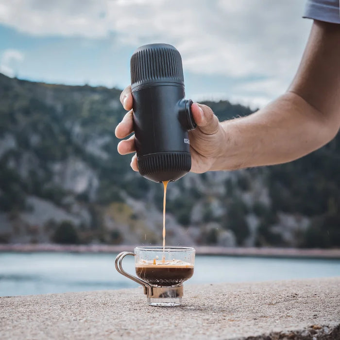 Wacaco Nanopresso Portatile Macchina Per Caffè Espresso, Versione di Aggiornamento di Minipresso, 18 Bar di Pressione, extra Piccolo Viaggio macchina per il Caffè.