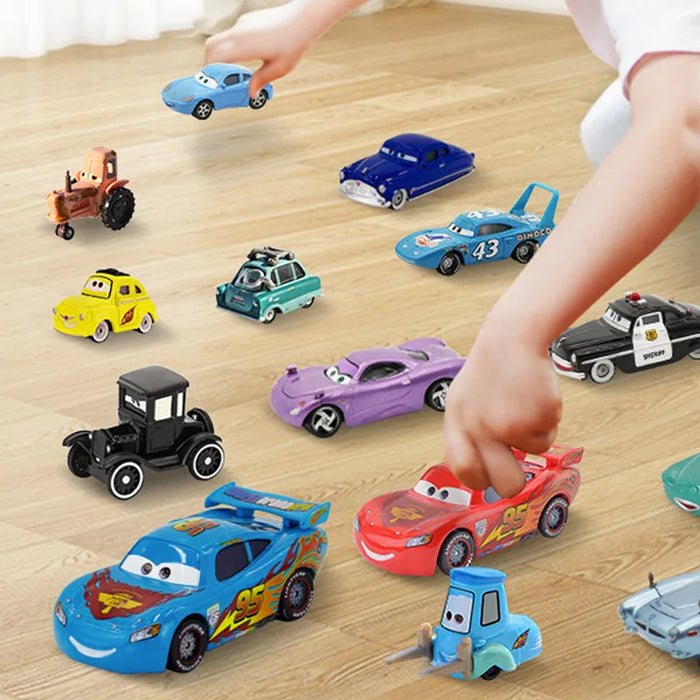 Auto Disney Pixar Auto Saetta McQueen Mater Jackson Storm Il Re Mater 1:55 In Lega di Metallo Auto Giocattolo Modello Giocattoli Per Bambini Regali