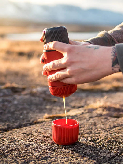 Wacaco Nanopresso Portatile Macchina Per Caffè Espresso, Versione di Aggiornamento di Minipresso, 18 Bar di Pressione, extra Piccolo Viaggio macchina per il Caffè.
