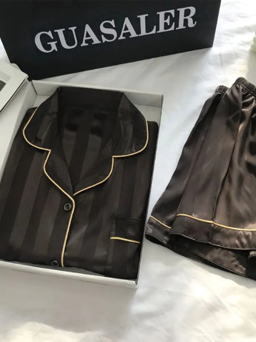 1 Set da salotto elegante da donna, pigiama a maniche lunghe con bottoni a righe in raso taglie forti